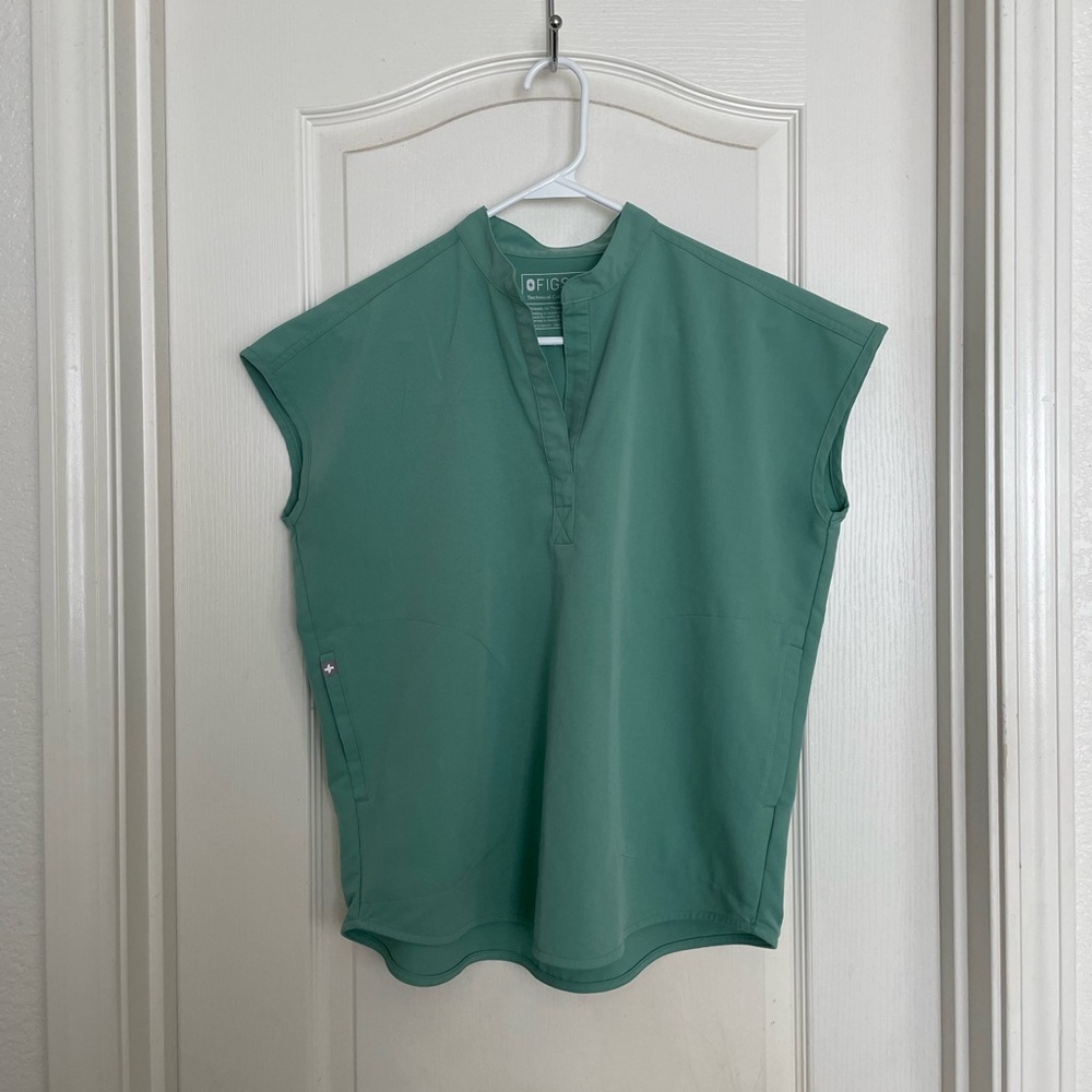 Figs scrub top